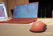 Razer Blade Stealth 15 in Quartz Pink with mouse