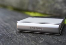 Samsung Galaxy Z Flip 3 Samsung logo on spine