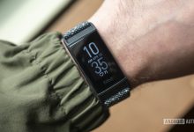 fitbit charge 4 review watch face on wrist 1