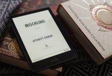 Kindle Paperwhite 2021 with text laid to the side of two books