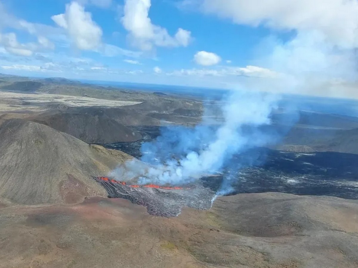 volcan eruption islande live big